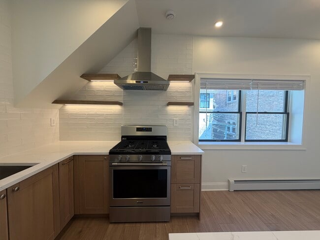5016 N Lawndale Ave Unit 2R