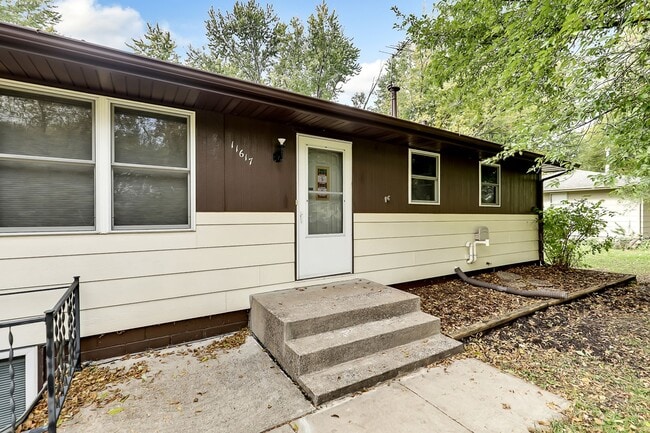 Building Photo - Great 4-Bed 2-Bath Home in Champlin - Available 7/1!