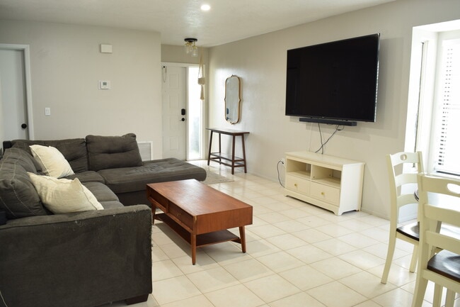 Photo - 627 SW Jeanne St