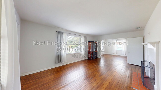 1230 Lechlade St