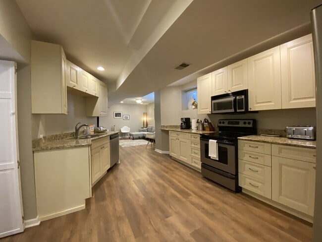 Photo - 913 W Belden Ave