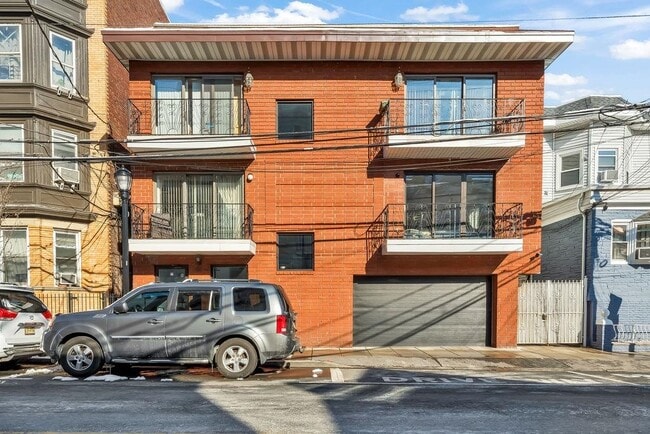 Building Photo - 226 49th St Unit 2