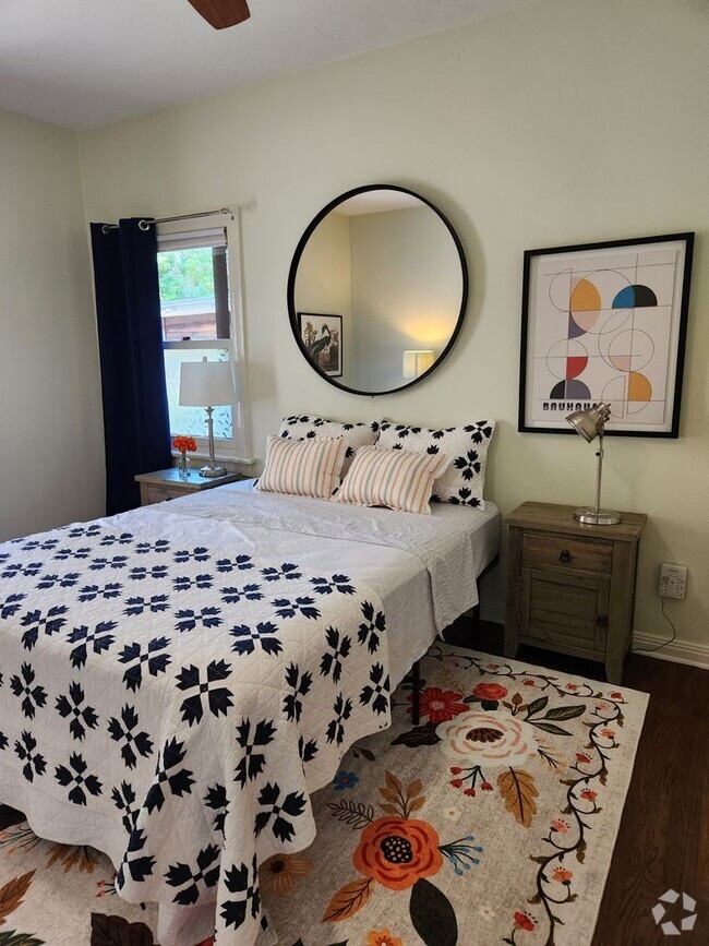 Building Photo - Furnished Room For Rent- Talmadge Dr./ Ken... Unit Room 1 Rental