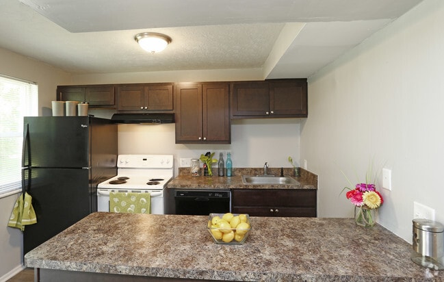 3BR, 1.5BA - 1,200 SF - Clovernook Apartments