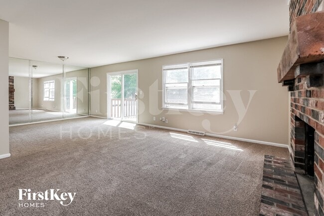 Photo - 876 N Commonwealth Ave
