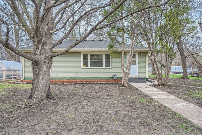 Photo - 6300 Quebec Ave N