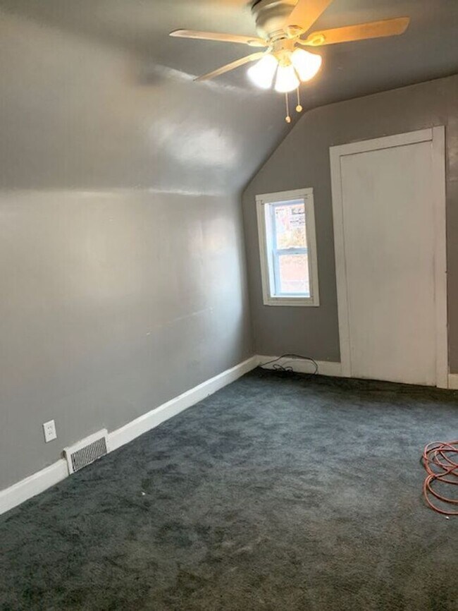 Stop- Wait a Minute ! Beautifully updated upper 2 bedroom flat - Section 8 Accepted