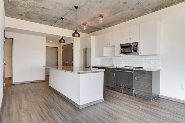 2 Bed / 2 Bath - Kitchen