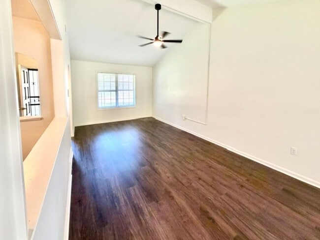Photo - 5673 Longacre Ave