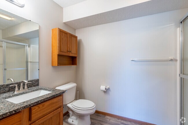 2BR, 2BA - 1,100SF - Bathroom