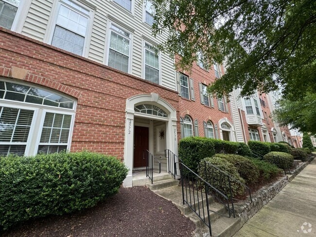 Building Photo - Stunning 3 Bed 2.5 Townhome In Amenity-Ric...