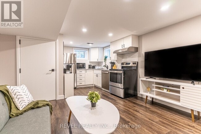 Photo - 783 Queensdale Ave E
