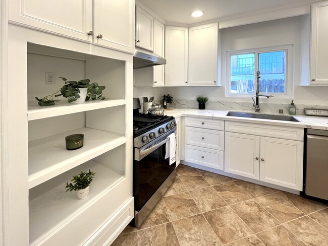 Photo - 325 E Stocker St