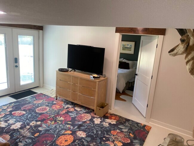 Dormitorio desde Lvg Rm - 1436 E 100th Rd Unidad The Lodge