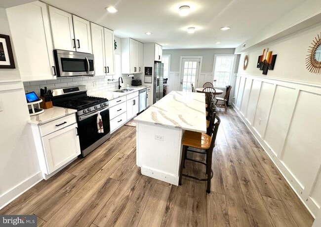 Building Photo - 842 E Cathedral Rd