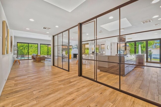 12 Sussex Ct