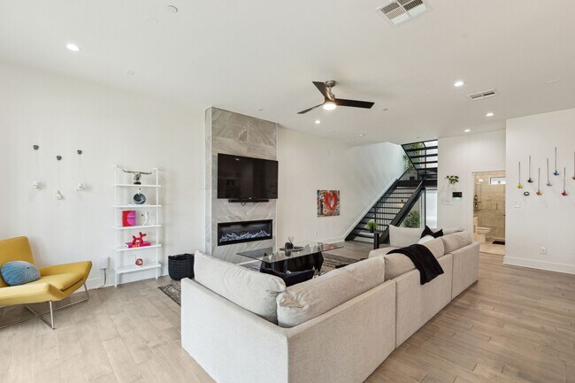 Photo - 422 W 9th St Unit 106