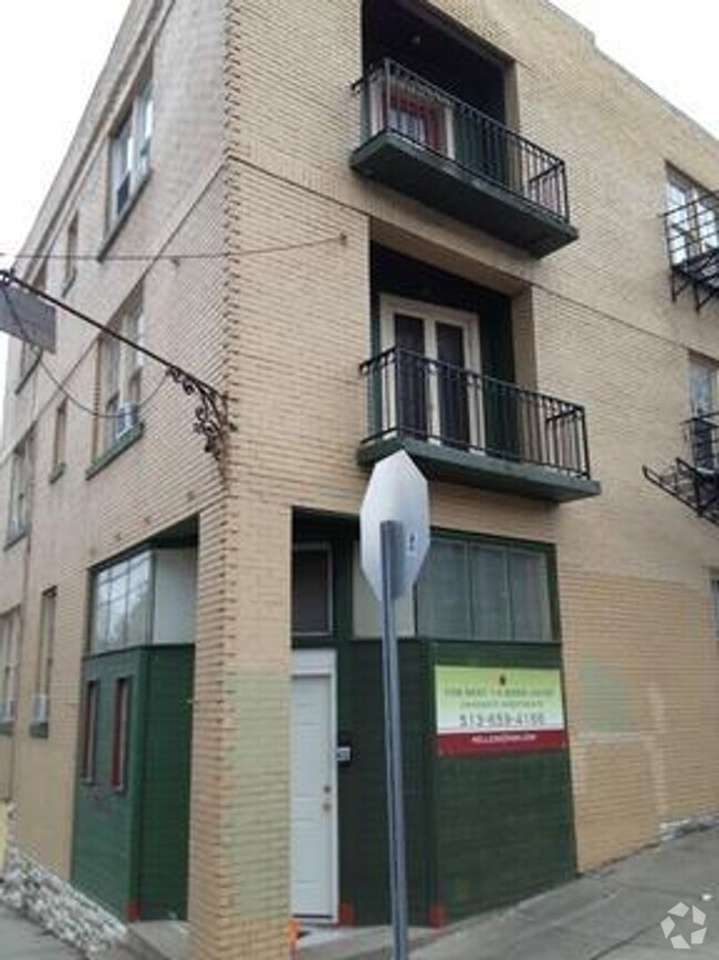 Building Photo - 10 minute walk to UC!! Rental