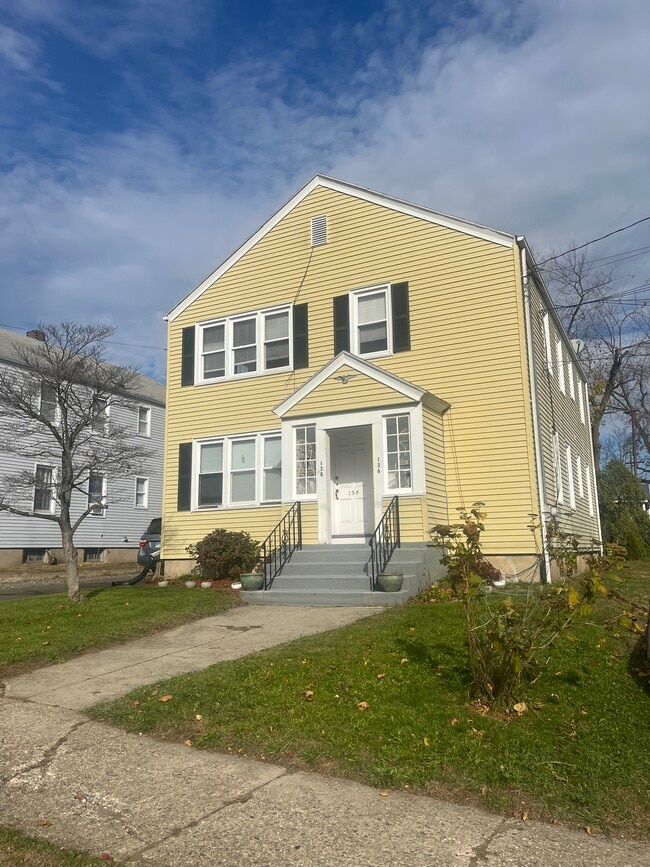 Building Photo - 136 King St