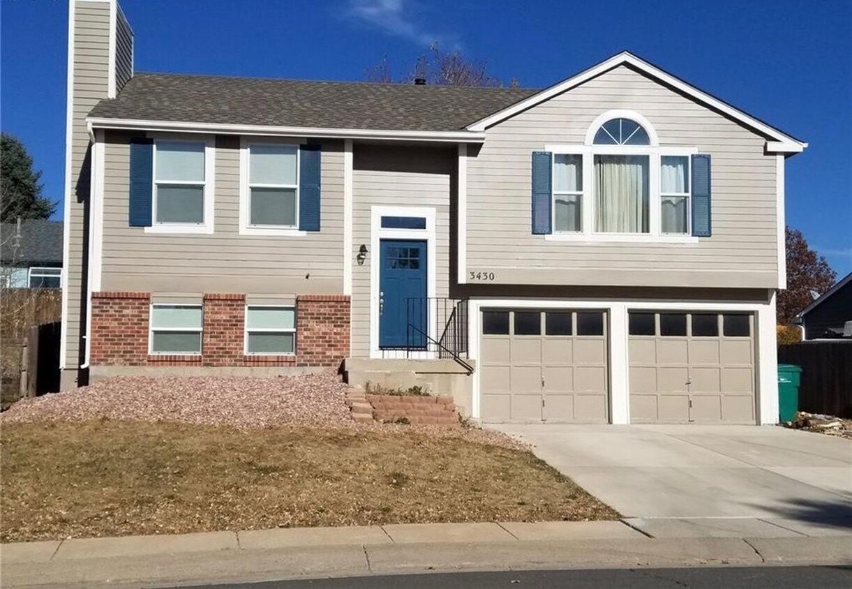 Lovely bi-level 3 bed/2 bath home with fen... - Lovely bi-level 3 bed/2 bath home with fen...