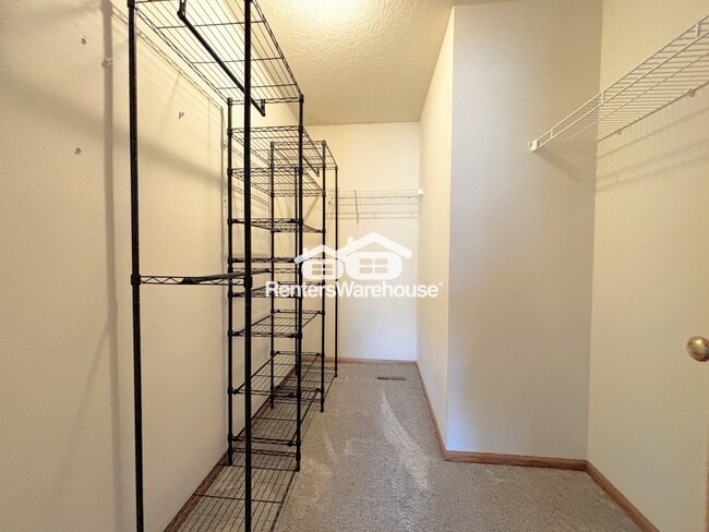 Building Photo - 330 NE Cardinal Ln