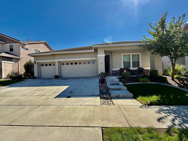 Building Photo - Beautiful home is available NOW