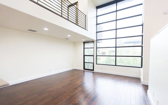 Photo - 1300 W 5th St
