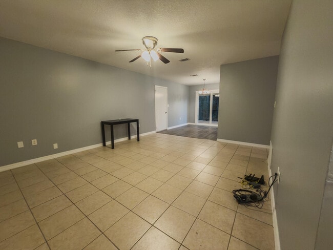 Photo - 209 Pinoak Ct W