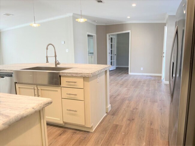 1077 Cloverleaf Cir