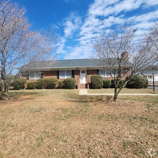 Building Photo - Classic Brick Ranch With Detached Garage F... Rental