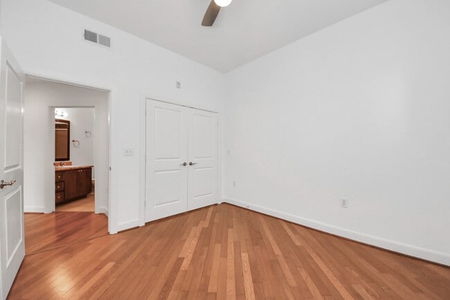 Building Photo - 1010 Rosine St Unit 25