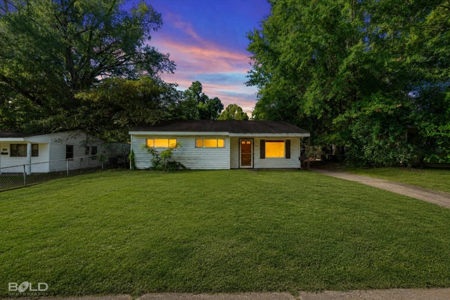 Photo - 3051 Amherst St