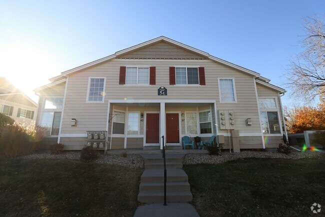 Building Photo - 2 Bedroom Townhome, with detached Garage.