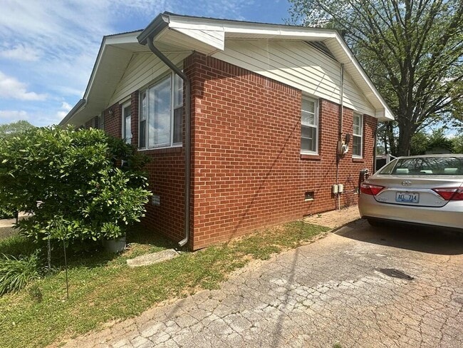 Photo - 204 Crest Dr