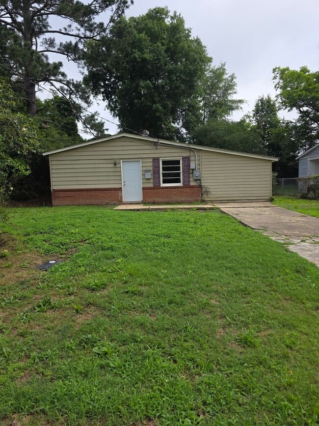Building Photo - BEAUTIFUL 4 BEDROOM 1 BATHROOM HOME