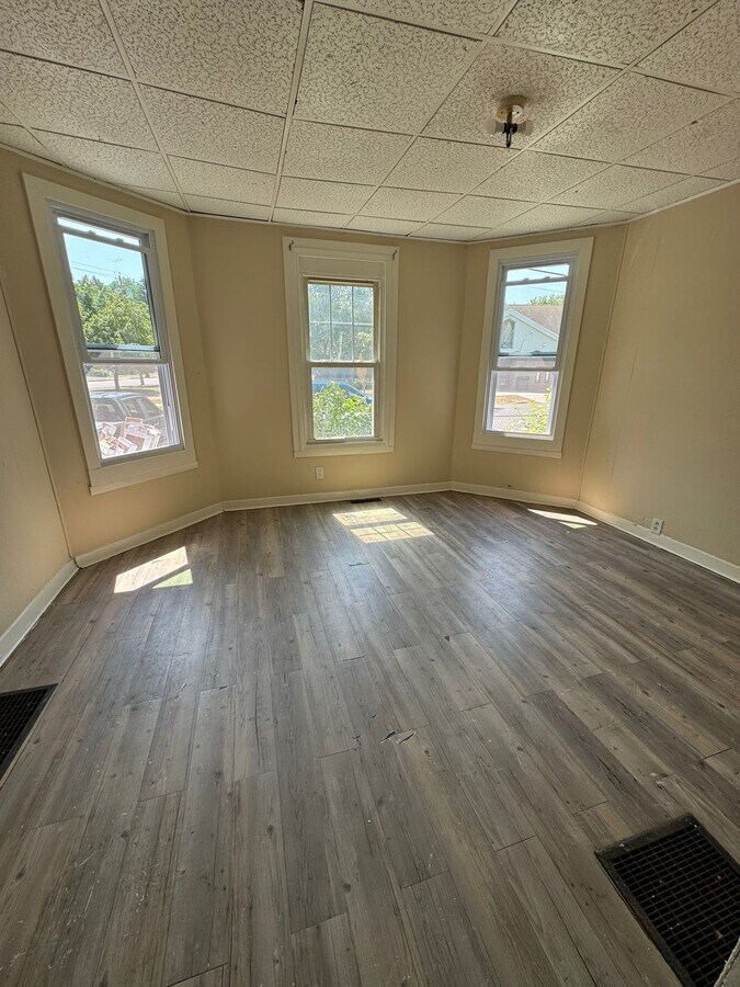 Photo - 302 Rowland St