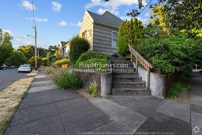 Building Photo - Charming One Bedroom Duplex in SE! Unit 3412 SE 28th Place Rental
