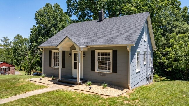 Photo - 822 Cardinal Pl SW