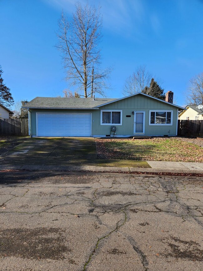 Building Photo - 3 Bedroom Home Excellent Location Near Sch...