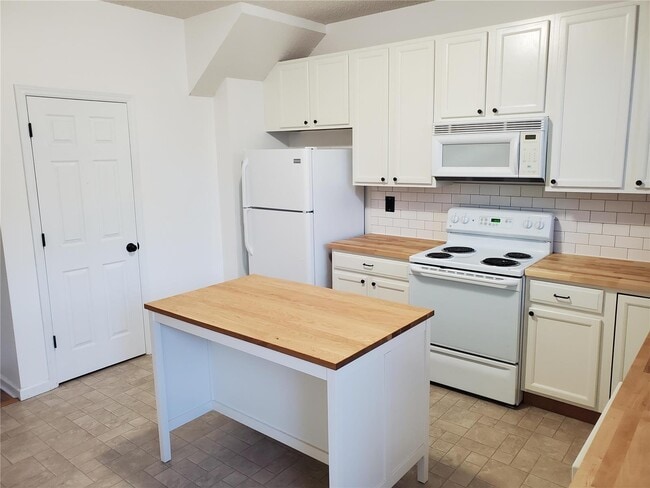 Photo - 3256 Domain St