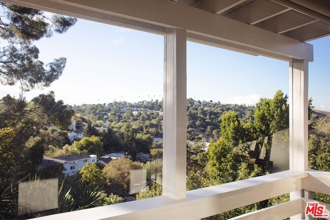 Building Photo - 1112 Montecito Dr