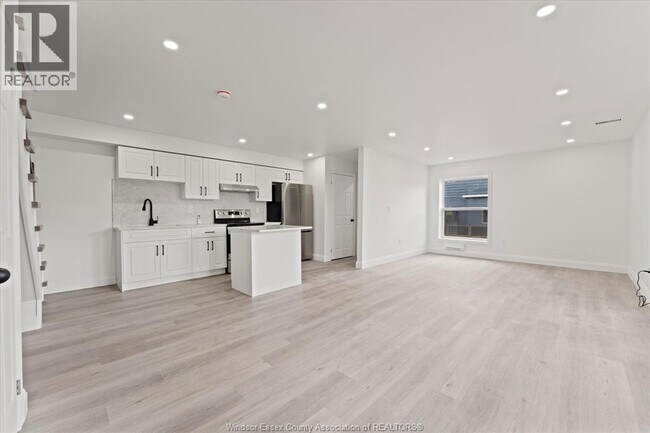 Photo - 702 Pierre Ave