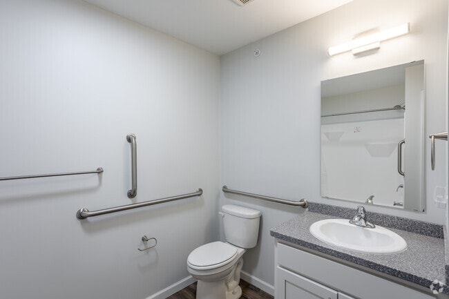 2BR, 1BA - 956SF - Bathroom