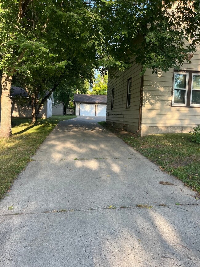 Photo - 720 2nd St N