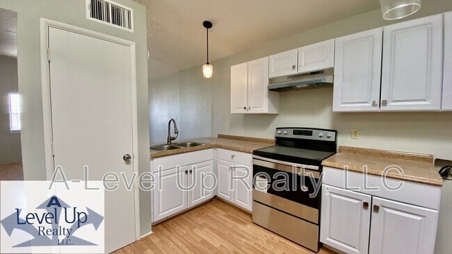 Photo - 419 E Thoroughbred St