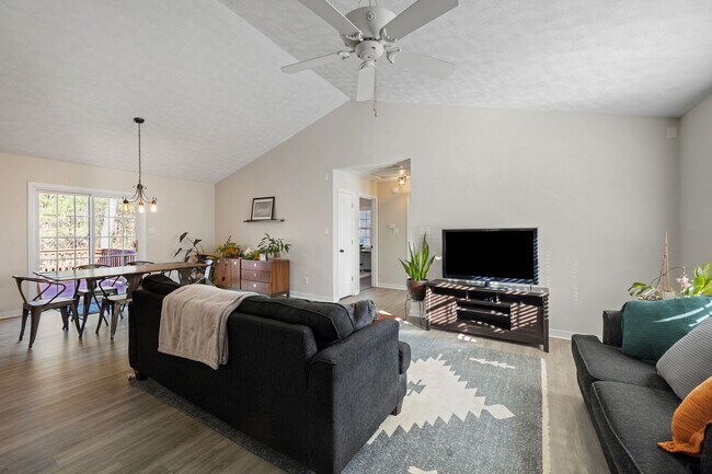 Photo - Bright and Spacious 3 Bedroom Home in Chesterfield ***Available Early March***