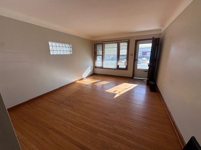 Photo - 4873 Woodstock Ave