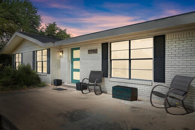 Building Photo - 11702 Oak Trail