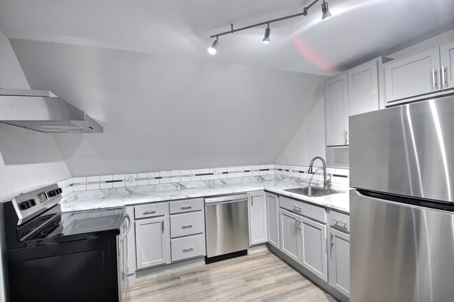 Building Photo - 142 Almag Unit g