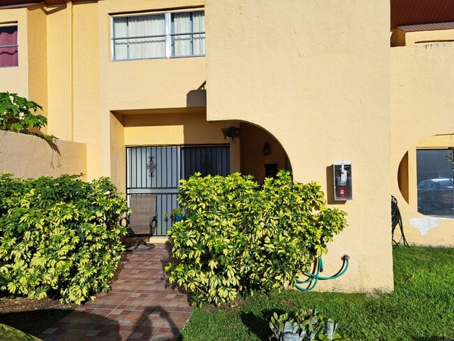 Great Location ! 3/3 Large Townhome in the desirable Kendall area in Miami . - 13701 SW 84th St Townhome